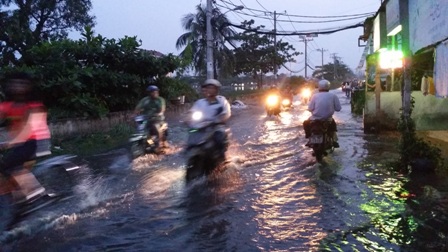 Người Sài Gòn xoay xở với triều cường dâng cao ảnh 1